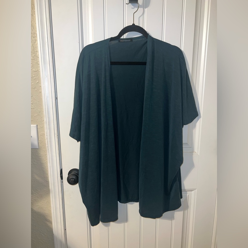 Green boutique size medium shrug/duster/ kimono like new